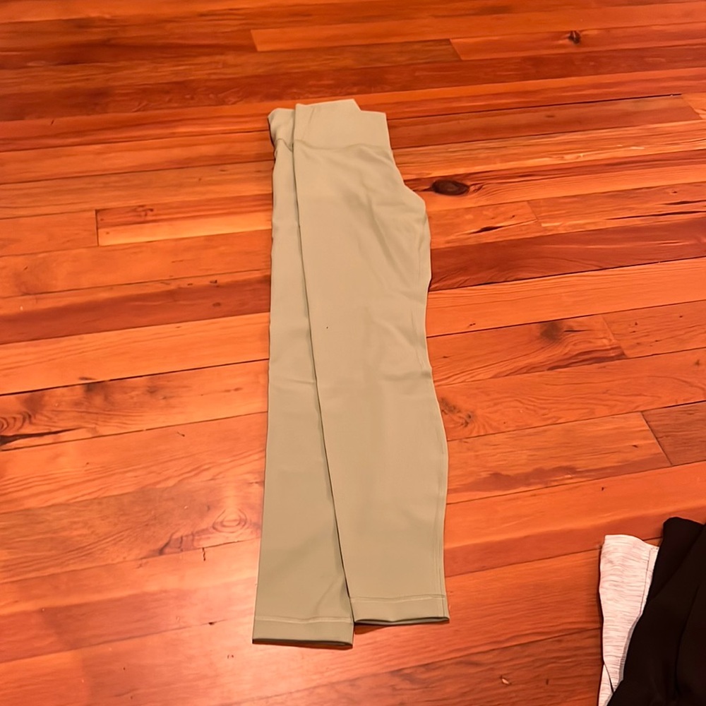 Lululemon green wunder unders size 6